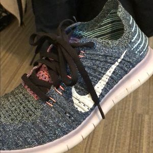 Nike Flyknit Free Runs